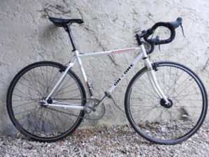 Riding a On One Pompino Singlespeed
Looks more like a real roady bike, but without gears